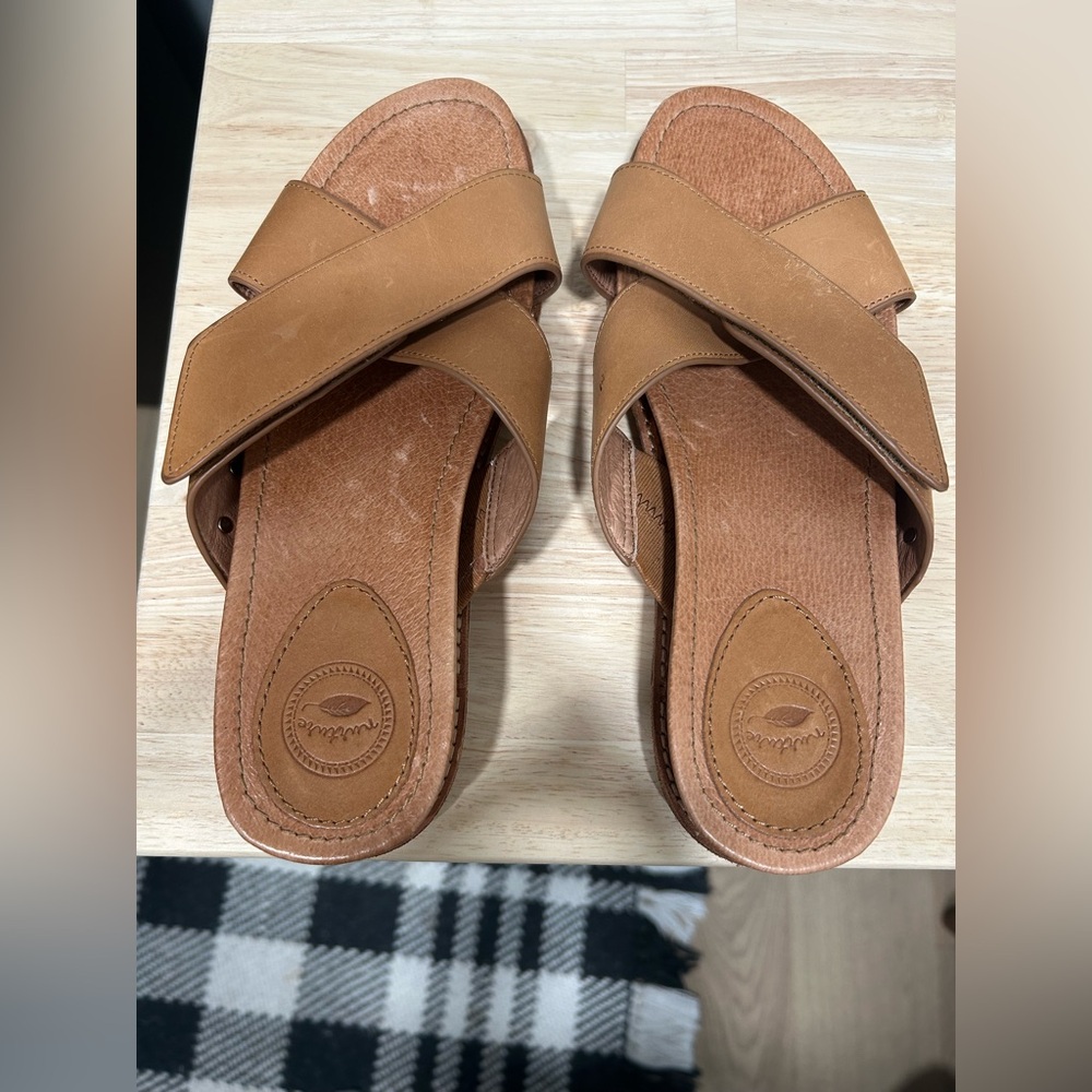 Nurture sandals in brown leather. This is a unworn ladies size 7.